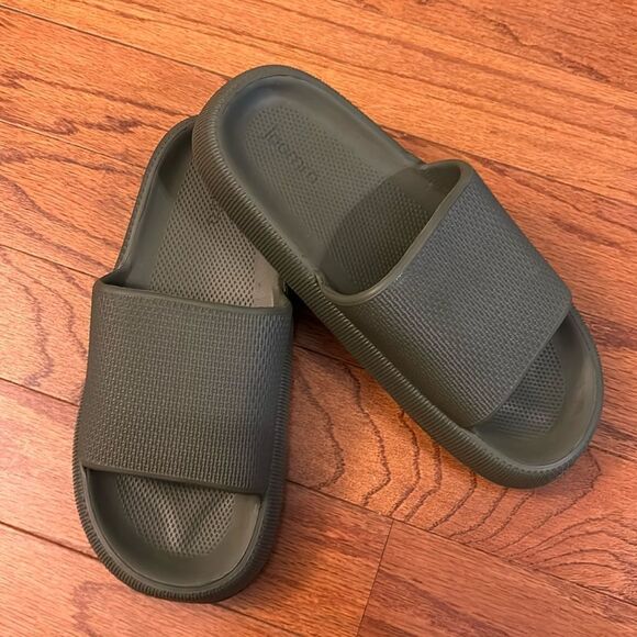Size 42-43 (11) olive green slides - Picture 1 of 6